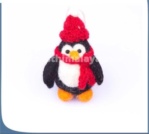 Juguete Colgante de Fieltro Hecho a Mano de 4 Pulgadas, Decoración Navideña con Diseños de Pingüino y León con Fresas, Certificado ISO, 40 g - Product Image 3