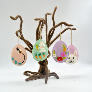 Oeuf de Pâques en feutre de laine naturelle pour décoration, oeuf en feutre écologique fabriqué par une femme népalaise. - Product Image 1