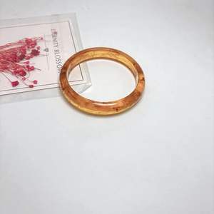 Brazaletes Cuadrados Redondeados Rojos de Resina Colorida Hechos a Mano, Elegantes y Modernos, Translúcidos, Hechos a Mano en India, MODELO - Product Image 4