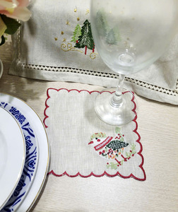 Servilletas de Cóctel Bordadas Personalizadas al por Mayor, Diseño de Pájaro Navideño, Lino Natural, Borde Festoneado Rojo, para Eventos en el Hogar y Bares - Product Image 3