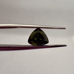 Circón verde natural de Sri Lanka facetado en triángulo y piedra preciosa cortada trillón para la fabricación de joyas - Product Image 2