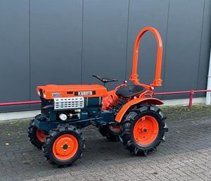 Tracteur compact Kubota B7000 16 CV 4 roues motrices, transmission manuelle, pour petites exploitations agricoles et travaux de jardinage - Product Image 1