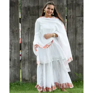 Conjunto de Traje Blanco para Mujer, Estilo Elegante y Atrevido - Product Image 1