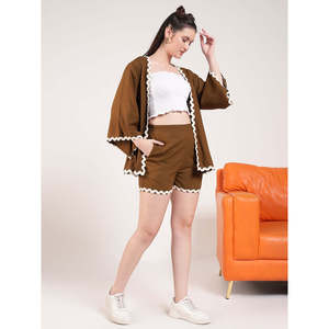 Conjunto Coordinado de Rayón Color Oliva para Mujer DEEBACO, Blusa con Mangas Acampanadas y Abertura Frontal, Shorts con Bordado de Encaje, Estilo Casual Occidental para Verano - Product Image 6