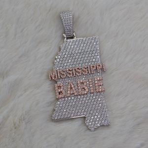 Colgante de Plata de Ley Chapado en Oro Blanco de 14k con Moissanita, Diseño Único con Letras Personalizadas, Idealista, Completamente Engastado - Product Image 1