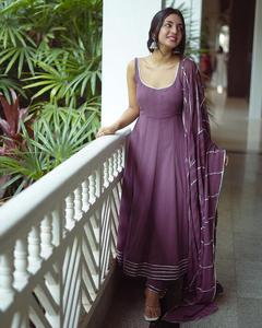 ROBE DE SOIRÉE EN GEORGETTE LOURDE DE HAUTE QUALITÉ, AVEC DUPATTA FANTAISIE AU PRIX DE GROS POUR LES WEDIINGS ET LES FÊTES - Product Image 2