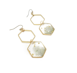 Vente en gros de boucles d'oreilles en laiton doré et résine boucles d'oreilles délicates en résine pour femmes bijoux et utilisation chaude de gitf - Product Image 6