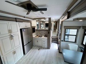 Nueva Caravana Keystone M-o-n-t-a-n-a 3941FO 2025 en Venta para Acampar y Viajar - Product Image 4
