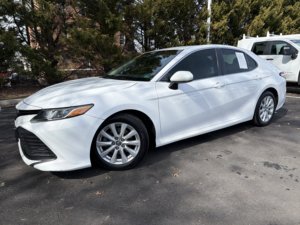 Toyota Camry LE 2018 d'occasion propre - Product Image 2