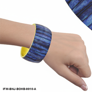 Brazalete de Cuerno con Incrustaciones Azules Hecho a Mano, Hueso Natural y Latón Pulido, Brazalete Ancho, Joyería Étnica Boho Chic para Mujer - Product Image 2