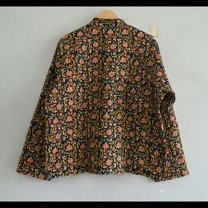 Veste indienne en coton matelassé réversible fait à la main avec imprimé floral en couleurs noires, veste indienne de style bohème, cadeau pour elle - Product Image 3