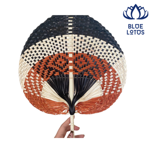 Abanico de Mano Tradicional de Bambú Mini con Hoja de Palma y Rafia, Abanico Vietnamita Tallado para Bodas de Verano - Product Image 1