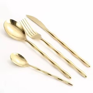 Ensemble de couverts en or avec manche torsadé de designer pour les repas en famille, les événements, les fêtes et les dîners de luxe, fabriqué à la main - Product Image 1