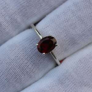 Bague en argent 925 avec pierre ovale en grenat et accents de zircone cubique, élégante et tendance pour femmes - Product Image 5