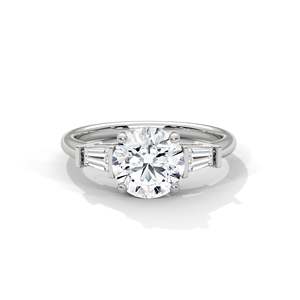 Élégante bague de fiançailles à trois pierres en diamant de laboratoire, taille ronde avec accents baguette, disponible en or 10K, 14K, 18K et argent 925 - Product Image 1
