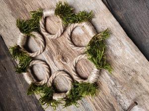 Anneau de serviette en jute vintage fait à la main avec un motif de feuille verte pour la décoration de table de salle à manger rustique et de fête en provenance d'Inde - Product Image 3