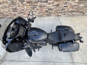 Moto Indian haute performance, rapide, bleue, de type touring, avec pare-brise et sacoches. - Product Image 2