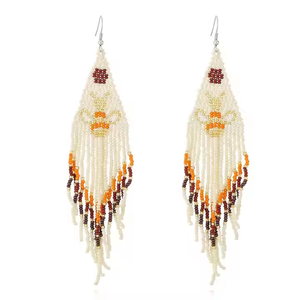 Pendientes Huggie de estilo vintage con cuentas largas y cuentas de vidrio con flecos, pendientes de aro de moda con motivo de abeja - Product Image 6