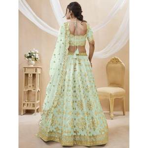 Fascinante Lehenga Choli de Seda Artística Bordada en Verde Pista para Bodas - Product Image 3