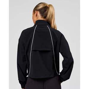 Chaqueta Pop Over Negra con Detalle de Logotipo - Product Image 5