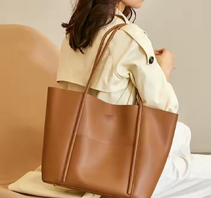 Fourre-tout vert qui présente une forme structurée avec des panneaux latéraux matelassés et un charme matelassé assorti; disponible aux prix de gros - Product Image 5