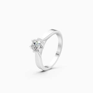 Bague solitaire simple avec diamant de laboratoire rond de 0,60 ct, sertie en cathédrale, en or jaune, blanc et rose 9 carats - Product Image 3