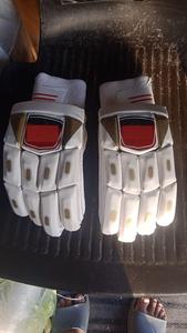 Elegantes guantes de bateo blancos para jugadores de críquet profesionales - Product Image 5