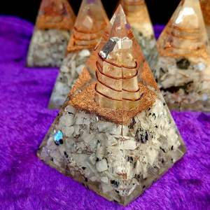 Pyramide d'orgonite en pierre de lune arc-en-ciel de qualité supérieure |   Pyramide de guérison énergétique faite à la main pour l'intuition, l'équilibre émotionnel et la croissance spirituelle - Product Image 1