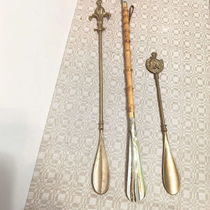 Rehausseur de chaussures en bois avec poignée design et prise élégante pour une utilisation à domicile, décoration d'entrée et assistance quotidienne à la chaussure, provenance d'Inde - Product Image 1