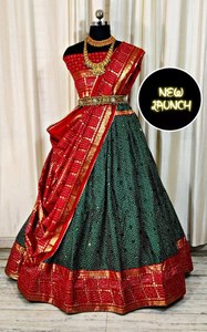 Nouveau Superhit entièrement cousu fausse Georgette Bandhani impression Lehenga Choli travail de broderie exclusif pour la saison de fête d'hiver indien - Product Image 6