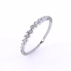 Bracelet Moissanite en or 14 carats avec diamant cultivé en laboratoire pour cadeau de Noël - Product Image 3