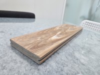 Terrasse en composite bois-plastique DUSSEN WOOD de 3e génération, contemporaine, imperméable et écologique, idéale pour les piscines, les barbecues, les jardins et les stades.
