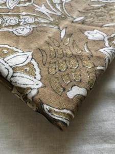 Tela de Algodón Estampada a Mano con Base Marrón y Motivo Floral Paisley Blanco y Oliva - Product Image 3