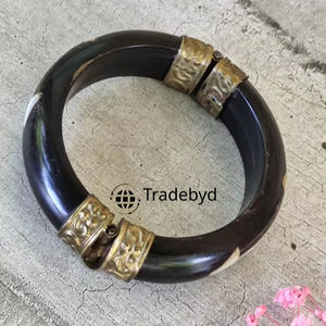 Brazaletes de madera de estilo boutique, joyería de moda ecológica hecha a mano por Tradebyd - Product Image 1