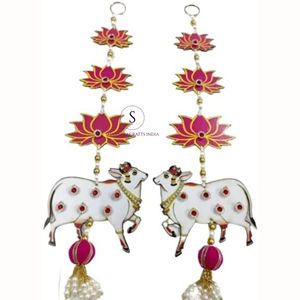 Diseñador hecho a mano Pichwai Kaam Dhenu vaca Lotus colgantes con hermoso Gotta y Moti trabajo telón de fondo para fiesta de boda, Hldi - Product Image 2