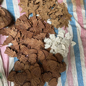 Décoration cloche en osier naturel brun et blanc - Product Image 1