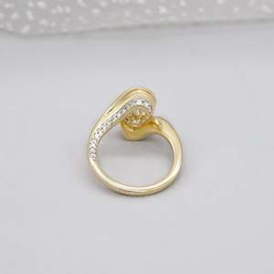 Bague de fiançailles ovale sertie de diamants en pavé unique, certifiée IGI, avec sertissage bypass - Product Image 5