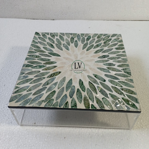 Boîte en acrylique moderne avec couvercle en incrustation de nacre Nouveau design Boîte cadeau en chocolat Ramadan Eid Holiday Fabriquée à la main au Vietnam - Product Image 1