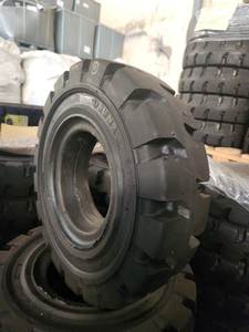 Meilleurs prix d'usine directement du Vietnam, pneus de chariot élévateur solides KUMA KF 503 700-12 de qualité supérieure, norme d'exportation, noir - Product Image 2