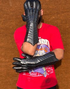 Gants d'armure médiévale, armure de main en métal noir pour cosplay, costume de chevalier et exposition - Product Image 1