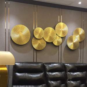 Art mural décoratif en métal inspiré de la nature avec des branches d'arbre, parfait pour les intérieurs de décoration rustique. - Product Image 2