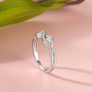 Anillo de Promesa Jeulia Personalizado con Dos Diamantes Cultivados en Laboratorio, Chapado en Oro Rosa sobre Plata de Ley - Product Image 6