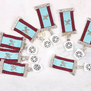 ชุดเครื่องประดับเข็มกลัดติดหน้าอกสีทองและสีเงิน - Product Image 2