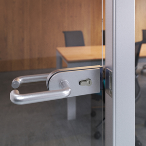 Serratura per porta in vetro Emuca 8-12mm con telaio in legno a cilindro e chiavi per acciaio e alluminio - Product Image 3