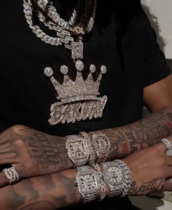 Montre numérique de luxe classique de style plongeur, sertie de moissanite et de diamants, en acier inoxydable, avec sertissage invisible et squelette saphir, vente en gros - Product Image 2