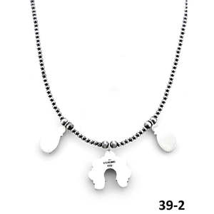 Collier artisanal en perles de la Vallée d'Émeraude du Sud-Ouest avec turquoise eau blanche et motif floral en argent sterling, idéal pour un cadeau - Product Image 4