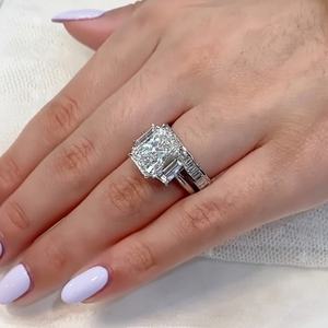 Bague de fiançailles vintage à trois pierres en moissanite taille radiant 4,25 TCW, or blanc massif 14 carats, diamant Tishya - Product Image 4