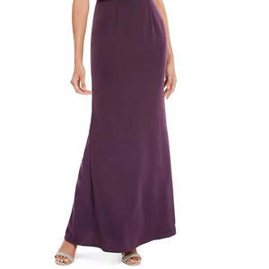 Abito da donna Adrianna Papell viola scuro con scollo a cappuccio, modello blouson, vestito a tubino con vita impero, in crêpe confortevole, con paillettes all'uncinetto, lunghezza al pavimento - Product Image 3