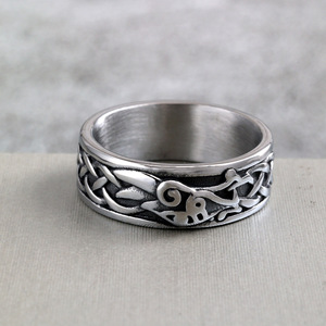 Anillo Unisex de Acero Inoxidable Estilo Nórdico Vintage, Chapado en Oro de 18K, Diseño Vikingo con Cuervo, Moderno y a la Moda, con Incrustaciones en Forma de Número, para Regalo - Product Image 1