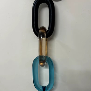 Chaîne décorative surdimensionnée en résine tricolore, porte-clés artistique, décoration d'intérieur contemporaine - Product Image 1